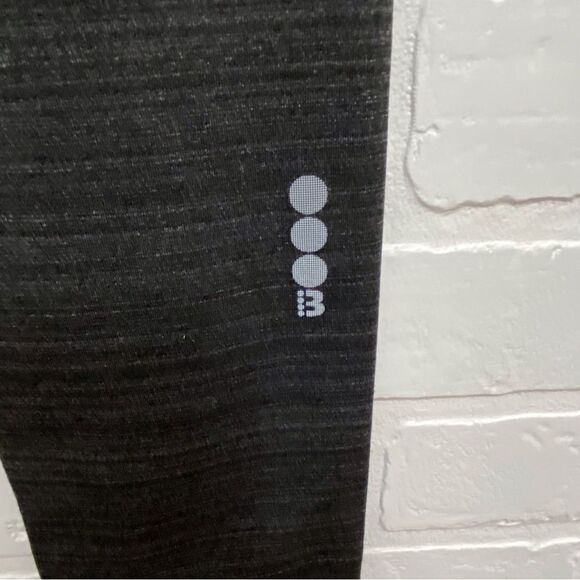 2/40$ BENCH legging charcoal small lightweight athletics sports yoga small - Picture 4 of 15